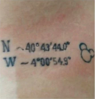 Tatuaje de coordenadas geográficas en el antebrazo antes del tratamiento con láser en Valencia