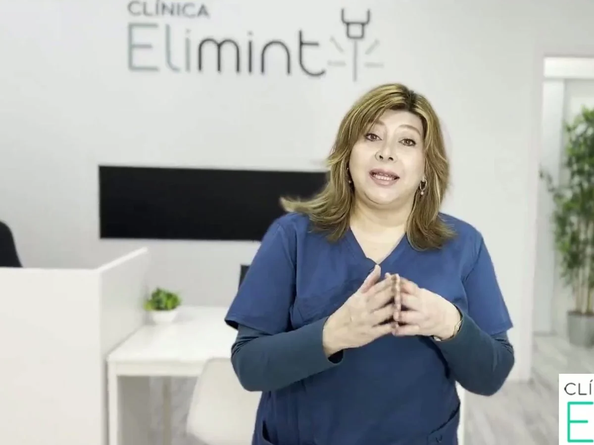 Recepción interior de Clínica Elimint en Valencia con el logotipo en la pared