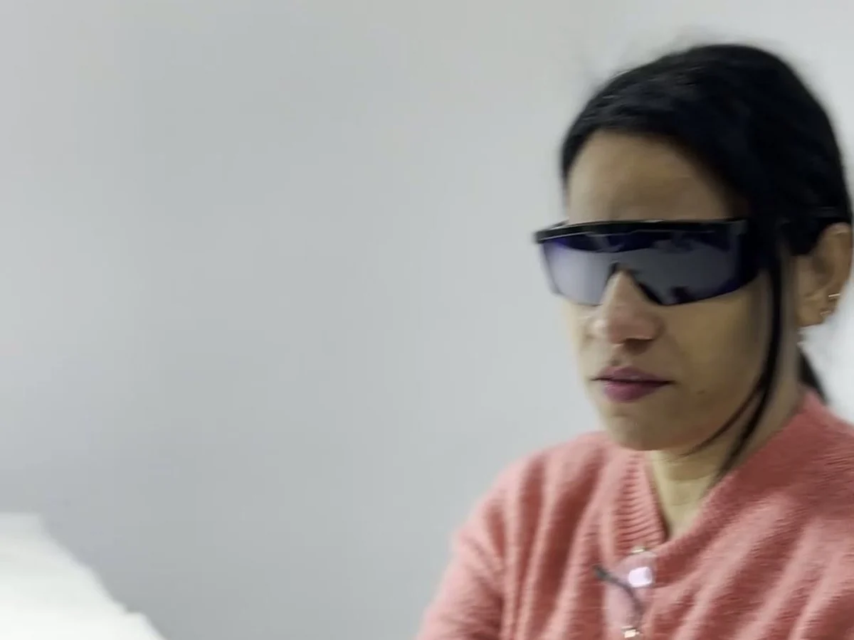 Paciente con gafas de protección durante una sesión de láser