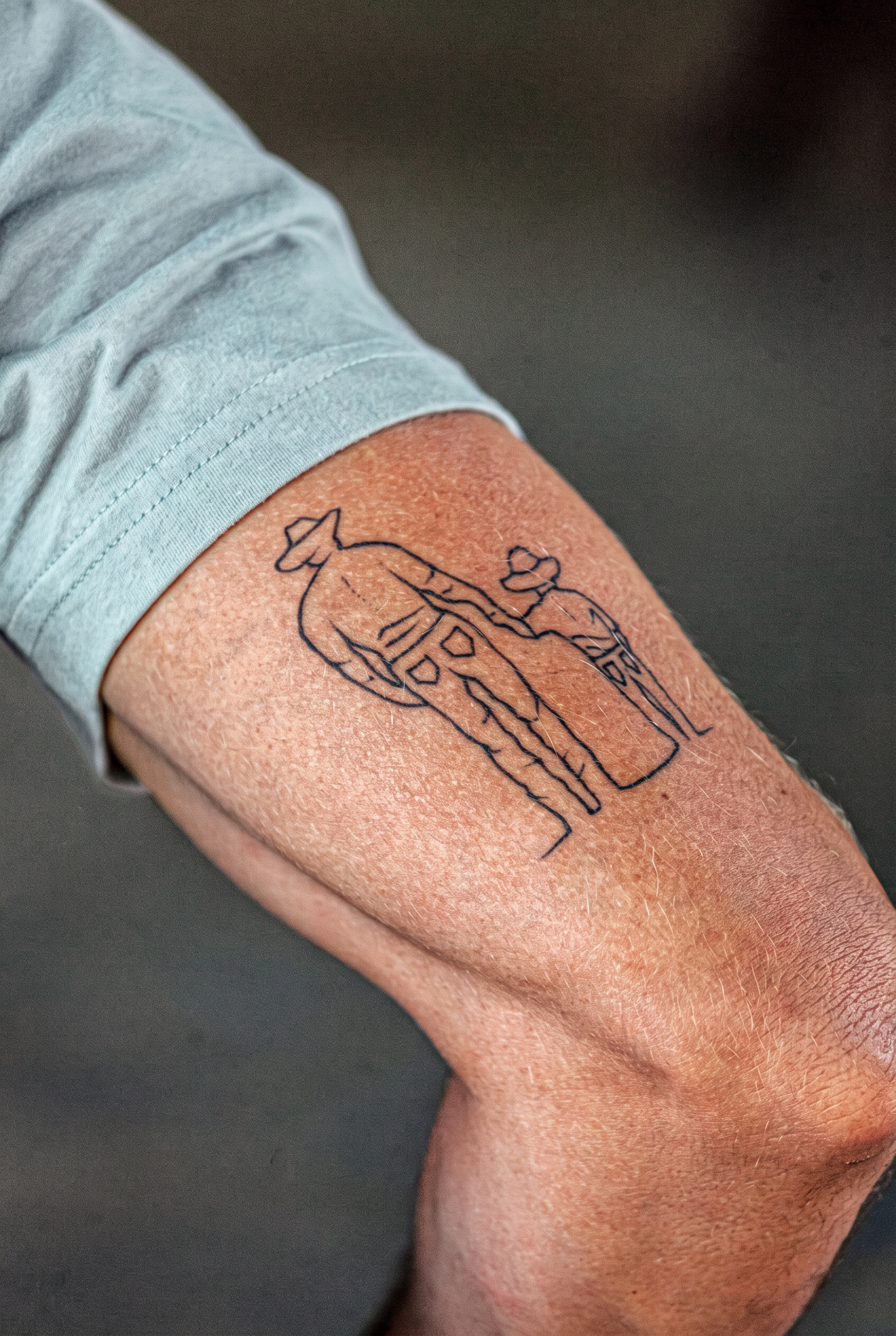 Primer plano de un tatuaje de línea fina sobre la piel del brazo