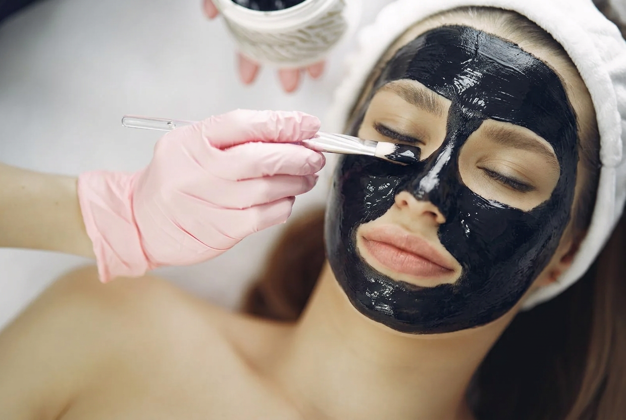 Tratamiento facial profesional para una piel limpia y luminosa